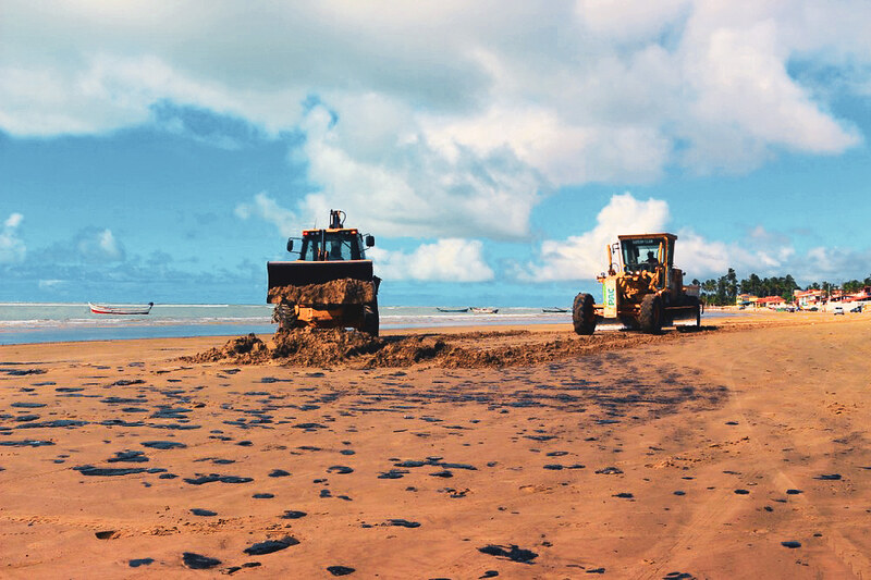 Praia em Alagoas com manchas de óleo / Crédito Ascom