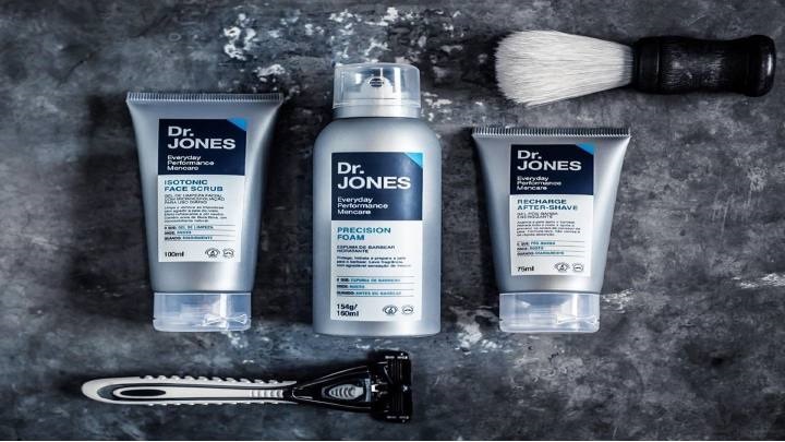 Dr. JONES ofrece productos para el cuidado de la piel, cabello y barba de hombres / Dr. JONES - Facebook