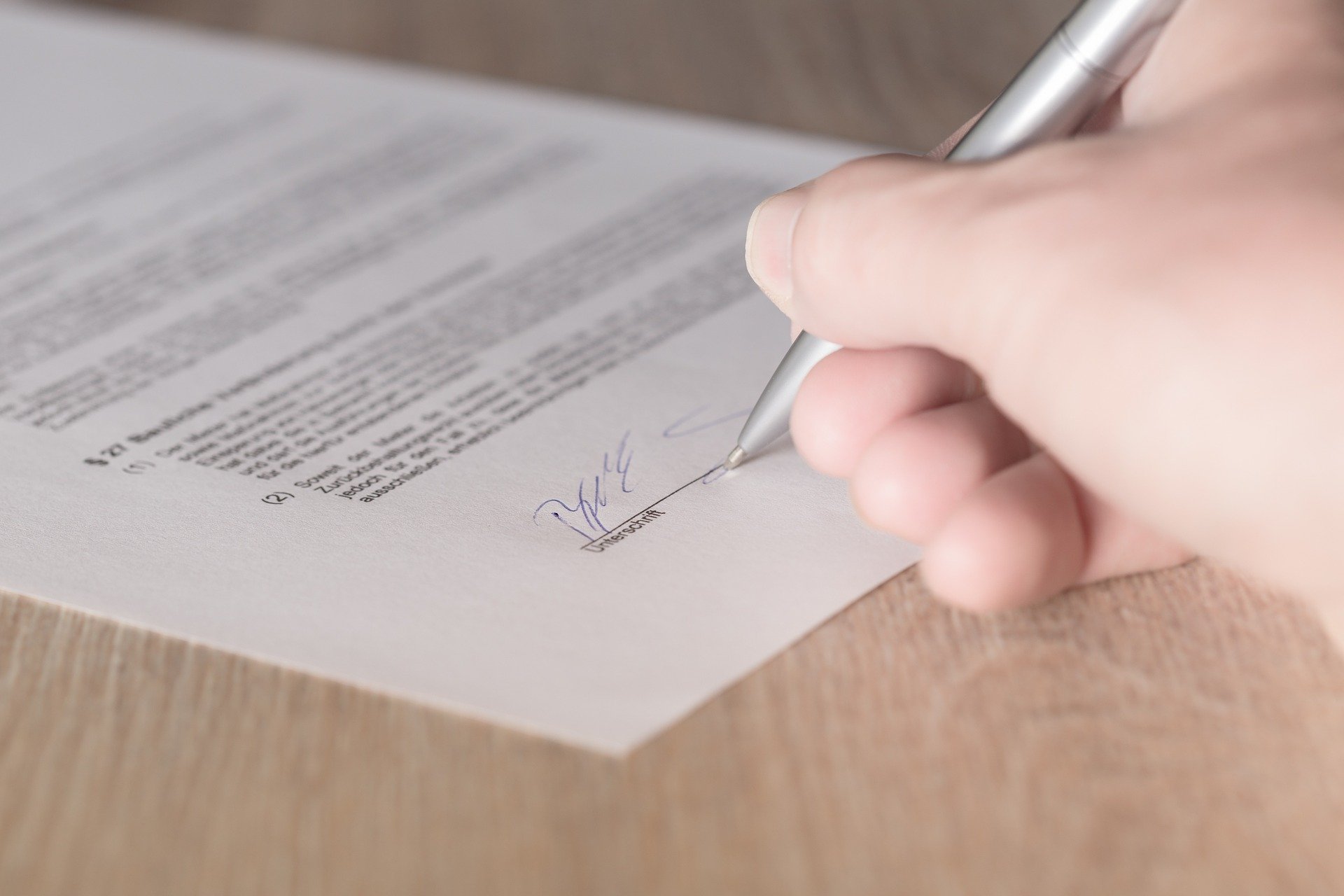 O novo contrato deverá mencionar elementos formais e jurídicos essenciais, tais como o valor principal da nova operação, a taxa de juros e encargos incidentes/Pixabay