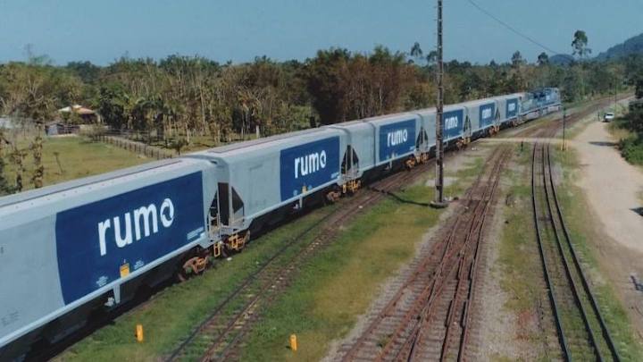 A Rumo oferece serviços logísticos de transporte ferroviário, porto e armazenagem, principalmente nos estados do sul do Brasil / Facebook