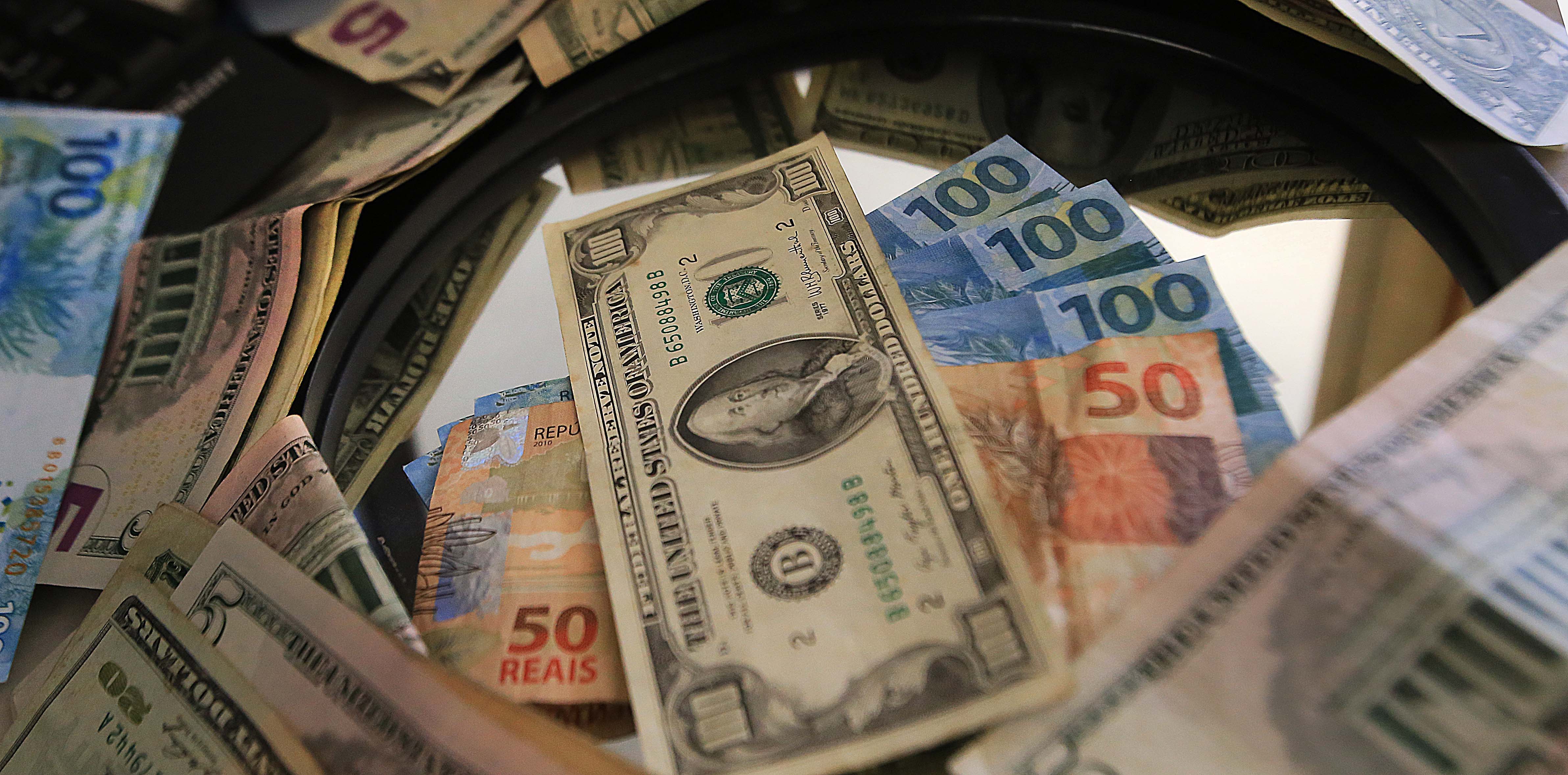 Por que o Real continua a desvalorizar se o mundo está depreciando o dólar norte americano?/Fernanda Carvalho/ Fotos Públicas