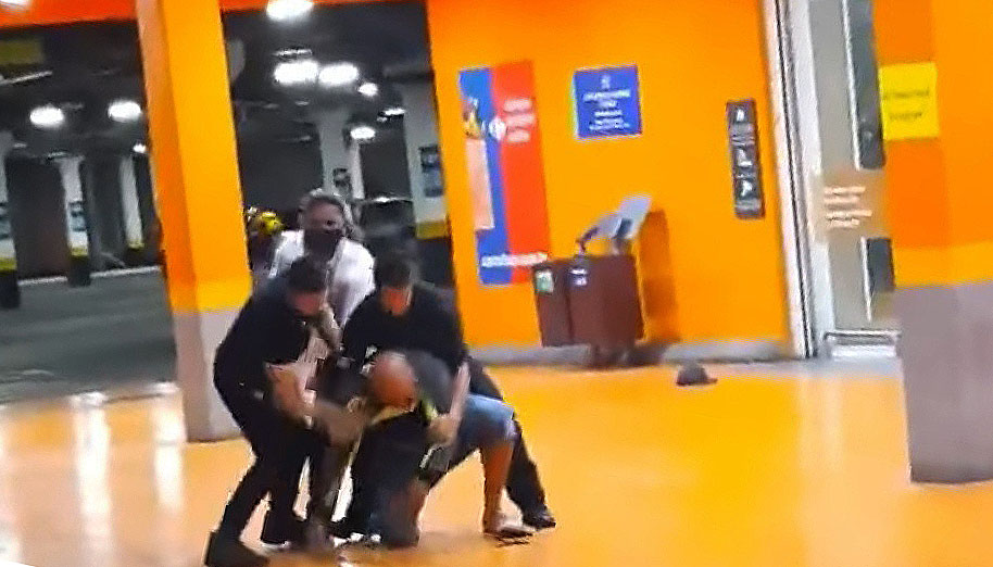 O vídeo que viralizou na internet com as agressões sofridas por João Alberto Silveira Freitas pelos seguranças do Carrefour