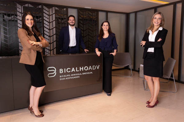 Os advogados são Fernanda Benemond, Raquel Agrella, Rodrigo Passaretti e Tatiane Hatty/ Divulgação