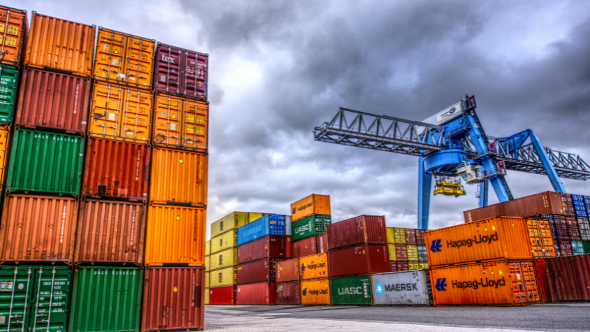 Pelos portos, transitam cerca de 80% do comércio global, o que enfatiza a sua importância para o desenvolvimento econômico mundial/Canva