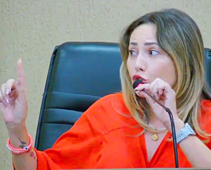 Camila Rosa, única mulher entre 25 vereadores em Aparecida de Goiânia, teve seu microfone cortado em fevereiro. Ação deve ser arquivada/Reprodução