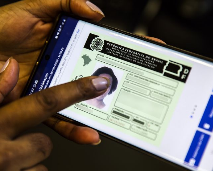 O documento em formato digital pode evitar que o motorista cometa a infração leve de esquecer a carteira/Agência Brasil