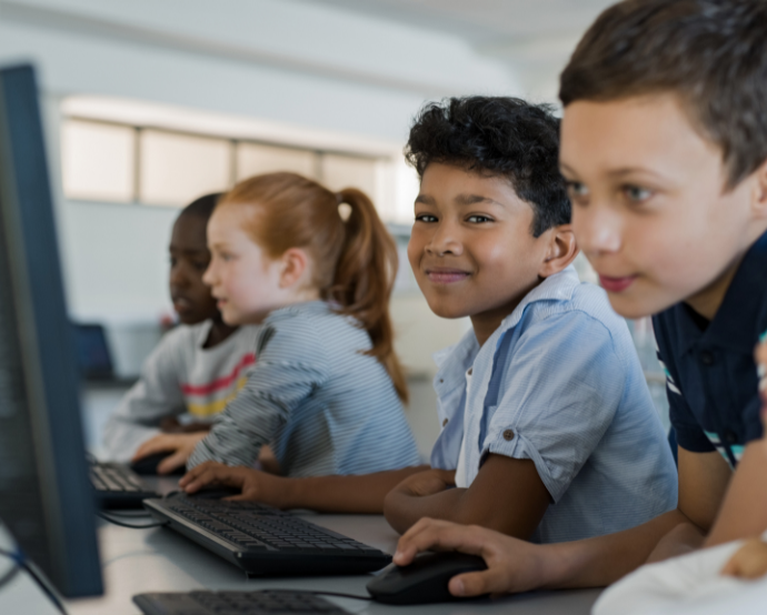De acordo com pesquisa da Human Rights Law, no Brasil, oito ferramentas de educação online monitoraram as crianças em suas salas de aula dentro e fora do horário escolar./Foto: Canva