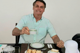 O presidente Jair Bolsonaro, que está infectado com o coronavírus, disse que se sente muito bem e que voltará a fazer exame de Covid-19 nesta terça-feira (14)/Fotos Públicas