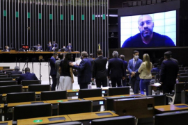 Parlamentar muda o discurso e pede desculpas durante a sessão desta sexta-feira/Michel Jesus/Câmara dos Deputados