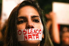 O machismo resiste e mulheres vítimas de violência são revitimizadas tanto em delegacias quanto nas audiências/Paulo Pinto/AGPT/Fotos Públicas