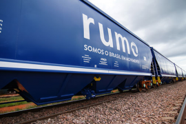 A Rumo opera através do transporte ferroviário, atuando em portos e terminais/Rumo