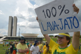 Manifestação em 2016 na porta do Congresso Nacional. Revisão das cortes e ataques públicos minaram operação/ Marcello Casal Jr./ Agência Brasil