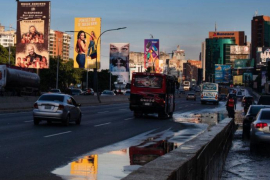 Anúncios publicitários tomam o lugar anteriormente ocupado por cartazes de propaganda do governo ao longo de uma rodovia em Caracas. 12 de agosto de 2022. Gaby Oraa/Bloomberg via Getty Images.