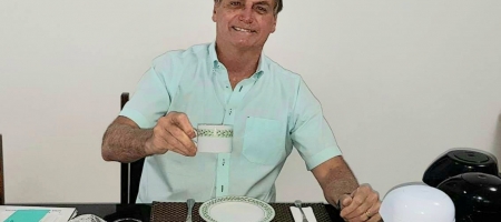 O presidente Jair Bolsonaro, que está infectado com o coronavírus, disse que se sente muito bem e que voltará a fazer exame de Covid-19 nesta terça-feira (14)/Fotos Públicas