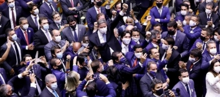 Arthur Lira, o novo presidente da Câmara, comemora a eleição junto a outros deputados/ Cleia Viana/Câmara dos Deputados