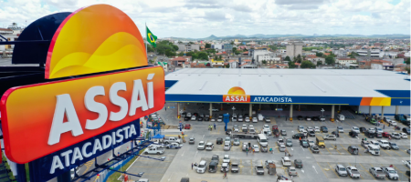 A Sendas Distribuidora é controladora do Assaí Atacadista, rede brasileira de atacado/Assaí Atacadista