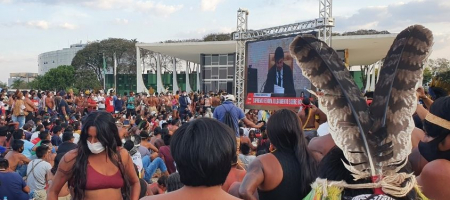 Dois mil indígenas assistem sessão do STF em telão montado na Praça dos Três Poderes/Guilherme Mendes