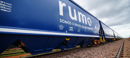 A Rumo opera através do transporte ferroviário, atuando em portos e terminais/Rumo