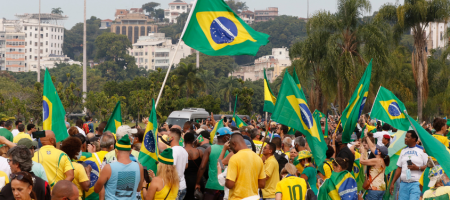 A primeira etapa da guerra híbrida é a revolução colorida que tem a ver com a utilização de cores para simbolizar o movimento, como a utilização de verde e amarelo/Fernando Frazão/Agência Brasil