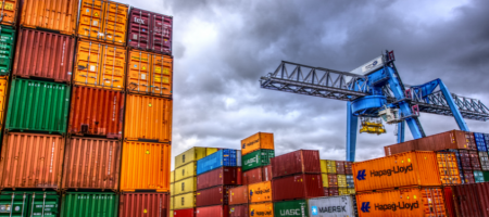 Pelos portos, transitam cerca de 80% do comércio global, o que enfatiza a sua importância para o desenvolvimento econômico mundial/Canva
