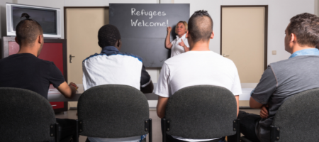 Organizações auxiliam na regularização dos documentos escolares dos solicitantes de refúgio e refugiados e dão aulas de português/Canva