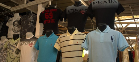 Camisas comercializadas ilegalmente. /David Shankbone/Wikimedia Commons