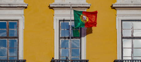 Segundo o Governo português, a população legalizada de cidadãos oriundos do Brasil em Portugal passou para mais de 300 mil no primeiro semestre deste ano./Canva
