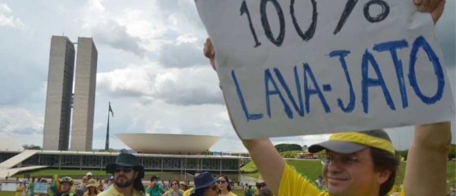 Manifestação em 2016 na porta do Congresso Nacional. Revisão das cortes e ataques públicos minaram operação/ Marcello Casal Jr./ Agência Brasil
