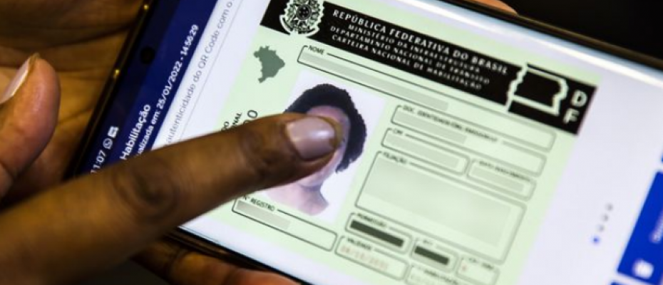 O documento em formato digital pode evitar que o motorista cometa a infração leve de esquecer a carteira/Agência Brasil