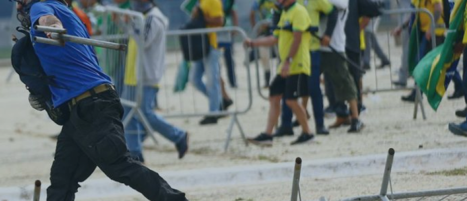 “Os atos terroristas do último domingo em Brasília trazem de volta um cenário de risco institucional que merece ser observado de perto e com a devida cautela"/Agência Brasil