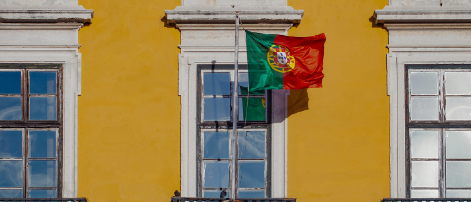 Segundo o Governo português, a população legalizada de cidadãos oriundos do Brasil em Portugal passou para mais de 300 mil no primeiro semestre deste ano./Canva